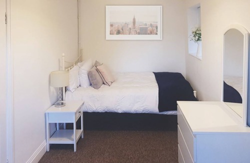 Heston Central House | Standard double room with shared bathroom