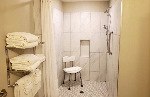 Madeira Beach Hotel | Standard King at John's Pass