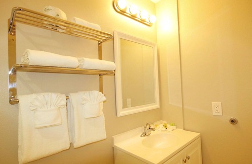 Madeira Beach Hotel | Standard King at John's Pass