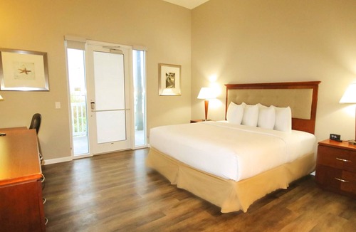 Madeira Beach Hotel | Standard King at John's Pass