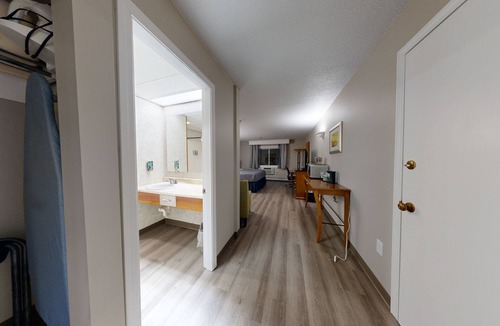 Presque Isle Hotel | Standard King - One King Bed