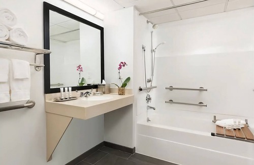 Lower Allston Hotel | Standard King Room at Studio Allston Hotel
