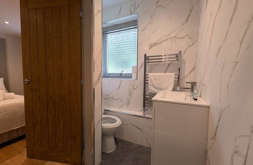 Rastrick Bed & Breakfast | Standard kingsize room with lake views