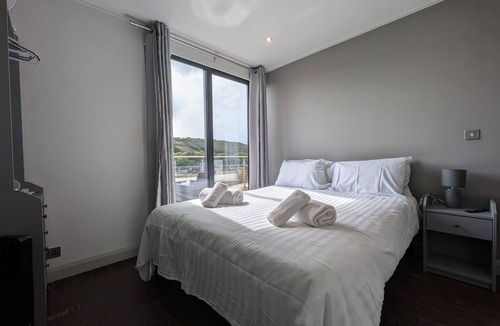 Rastrick Bed & Breakfast | Standard kingsize room with lake views