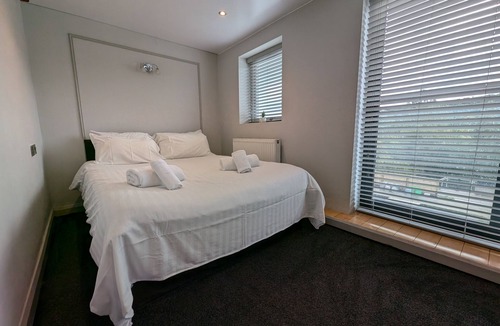 Rastrick Bed & Breakfast | Standard kingsize room with lake views