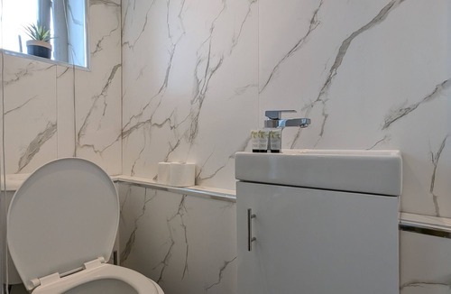 Rastrick Bed & Breakfast | Standard kingsize room with lake views