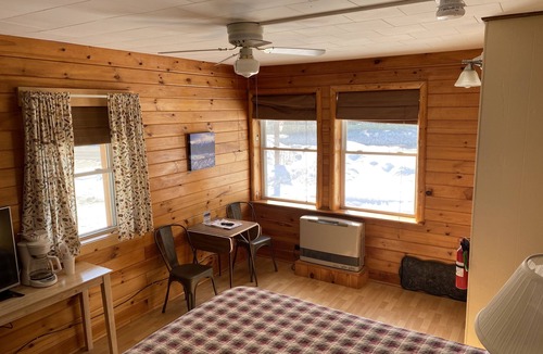 Stratton Hotel | Standard queen bed room sleeps 2