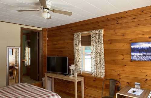 Stratton Hotel | Standard queen bed room sleeps 2