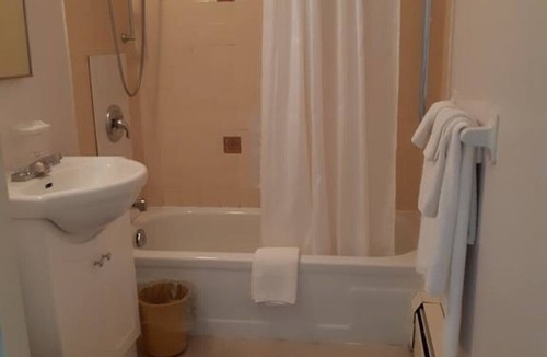 New London House | Standard Queen Room #9