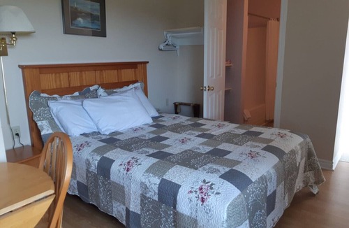 New London House | Standard Queen Room #9