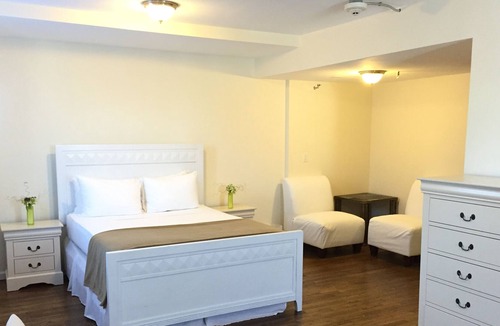 Long Beach Apartment | Standard Queen room