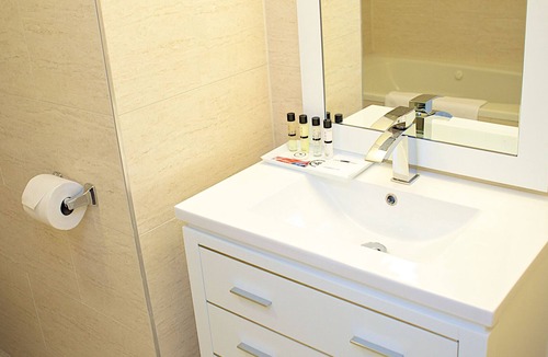 Long Beach Apartment | Standard Queen room