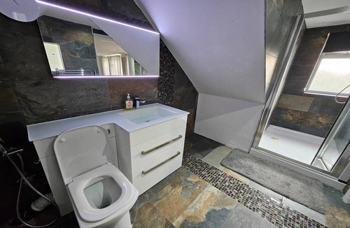 Windsor Hotel | Standard Single Room - Shared