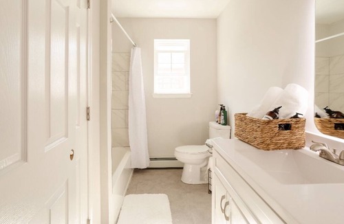 Middletown House | Standard Single Room2 with Shared Bathroom l Dining Patio