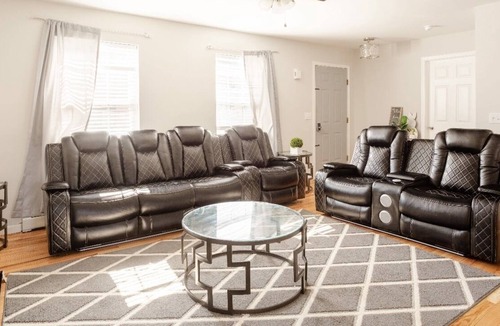 Middletown House | Standard Single Room2 with Shared Bathroom l Dining Patio