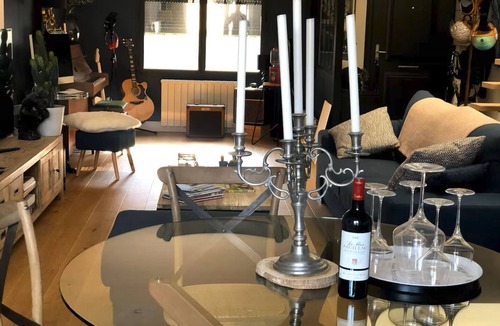 Begles House | Standing, calm and comfort