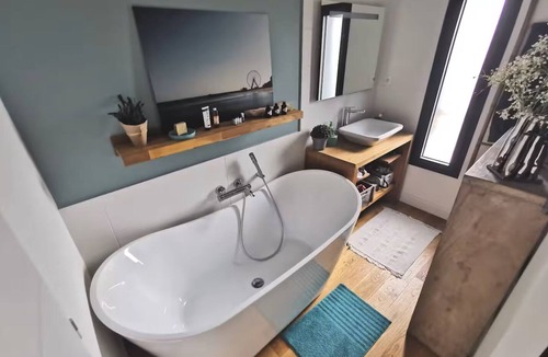 Begles House | Standing, calm and comfort