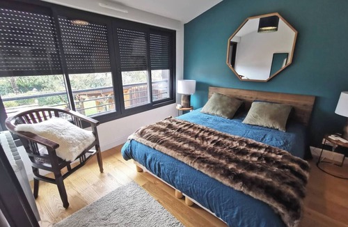 Begles House | Standing, calm and comfort