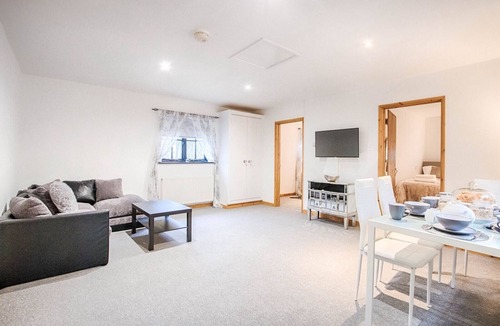 Bishop's Stortford House | Stansted Airport - Beautiful Annexe with Parking