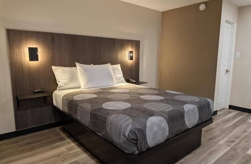 Chicago Heights Hotel | Star Inn & Suites