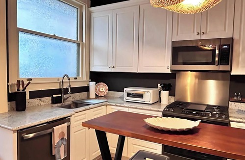Lancaster House | Star-Inspired 5BR Manor | Sauna, Karaoke – Sleeps 12