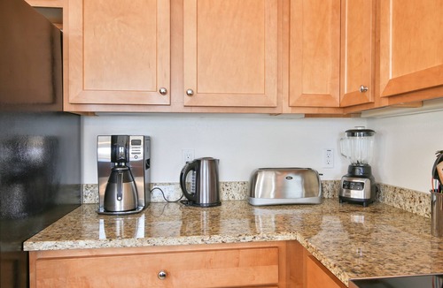Bradenton Beach Condo | Starfish Unit B - Heated Shared Pool, Sunsets, Private Elevator & Rooftop Deck!