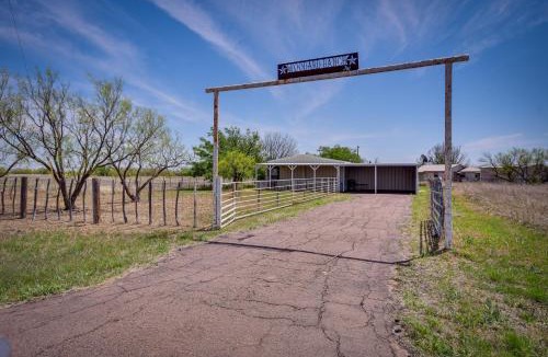 Crowell House | Stargaze, Hike & Kayak: Cabin Near Copper Breaks!