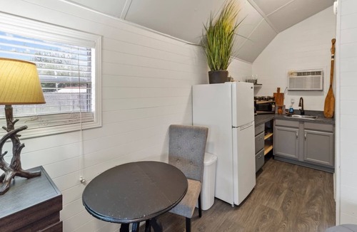 Oil City Cabin | Stargazer- Caddo Lake Cabin with Kayaks