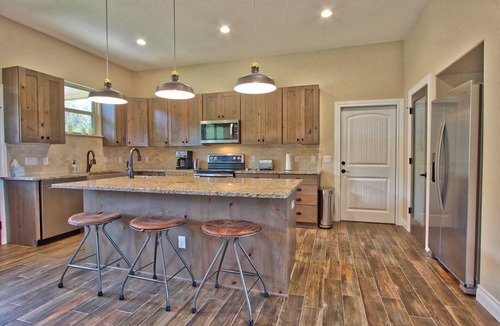 Fischer House | Stargazer Hill - 4 Bedroom Retreat with Hot Tub + Views!