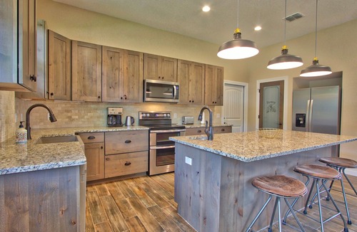 Fischer House | Stargazer Hill - 4 Bedroom Retreat with Hot Tub + Views!