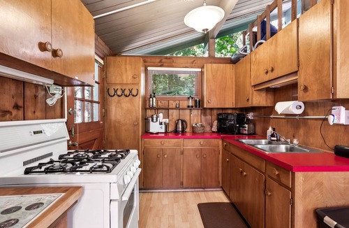 Gold Bar Cabin | Stargazer Studio - riverfront pet-friendly cabin