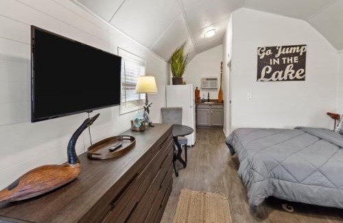 Oil City House | StargazerCaddo Lake Cabin with Kayaks