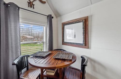 Oil City House | StargazerCaddo Lake Cabin with Kayaks