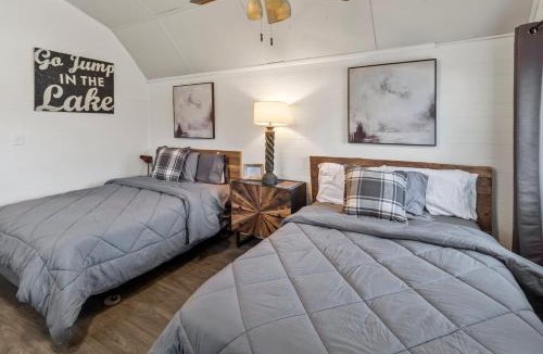 Oil City House | StargazerCaddo Lake Cabin with Kayaks