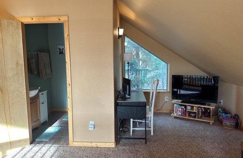 Bear Park Cabin | Stargazing Family Cabin, 2mi to Burro St & Hiking Trls. 2BR+Loft/Office, 2.5BA.