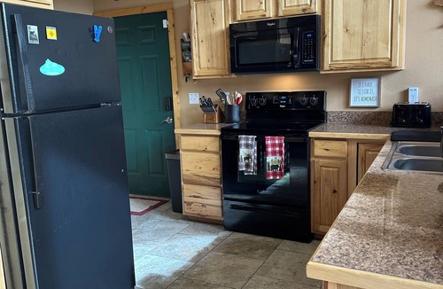 Bear Park Cabin | Stargazing Family Cabin, 2mi to Burro St & Hiking Trls. 2BR+Loft/Office, 2.5BA.