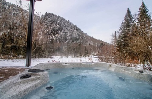 Saint-Raymond Cabin | Stargazing Hot Tub ,Mountain Backdrops, Fireplace
