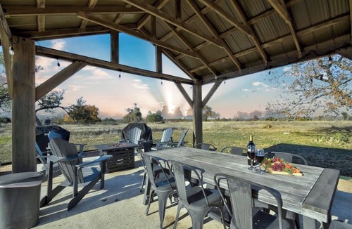 Fredericksburg House | Stargazing Retreat at LoneStar Cottage