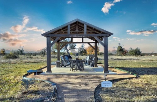Fredericksburg House | Stargazing Retreat at LoneStar Cottage