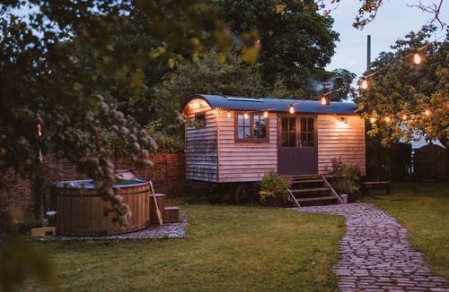 Winestead House | Starlight Hideaway - Luxury Shepherd’s Hut