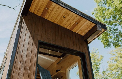 Calabogie Cabin | Starling Cabin | Off-grid Wilderness Adventure