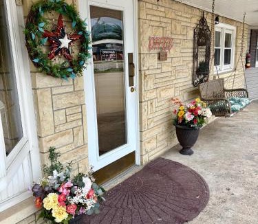 Seneca Hotel | Starlite Motel
