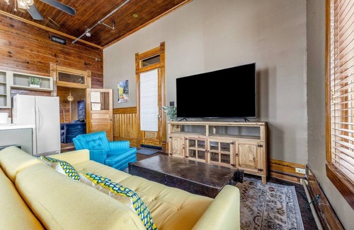Downtown Apartment | Starry Night: Dwntwn Bryan on Main St, 2nd Flr, King Bed
