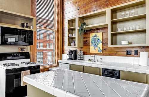Downtown Apartment | Starry Night: Dwntwn Bryan on Main St, 2nd Flr, King Bed
