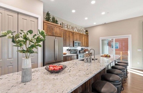 West Yellowstone House | Start Your Yellowstone Story Here! | 1 mi to YNP | Perfect for Families & Groups