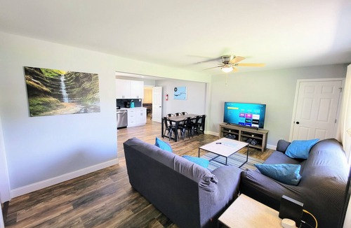 Ottawa House | Starved Rock Retreat! Hot tub, Game room, King Bed, Pet Friendly!