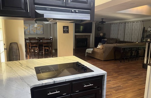 Mid America House | “Stasiak Manor” Beautiful 6 Bedroom/3 bath Home with private pool!