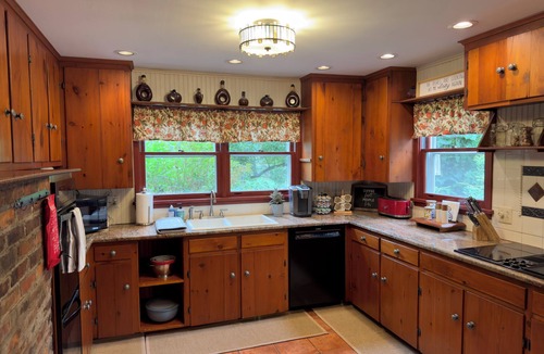 Bristol Hills House | State Park Vibe w/Waterfall: Hot Tub, Pickleball