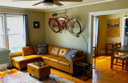 Ironton House | State ParksBungalowCoffeeBarPetFriendlyPorch