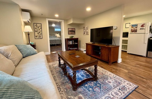 Pullman House | State Street Cottage, 1 BR Apt